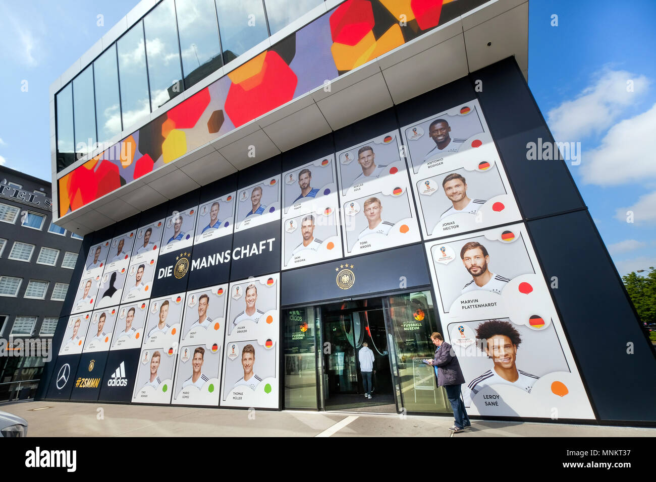Portraits de joueurs désignés par l'entraîneur national Joachim Löw (Loew) de l'équipe de l'équipe nationale de football allemande pour la Coupe du Monde de la FIFA 2018 en Russie sur l'avant du musée du football allemand de Dortmund, en Allemagne, le 18.5.2018 Banque D'Images
