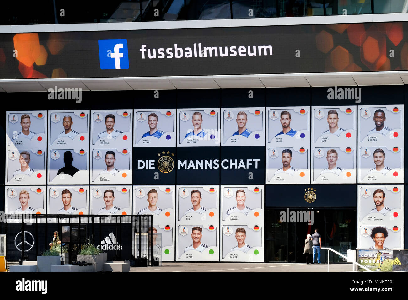 Portraits de joueurs désignés par l'entraîneur national Joachim Löw (Loew) de l'équipe de l'équipe nationale de football allemande pour la Coupe du Monde de la FIFA 2018 en Russie sur l'avant du musée du football allemand de Dortmund, en Allemagne, le 18.5.2018 Banque D'Images