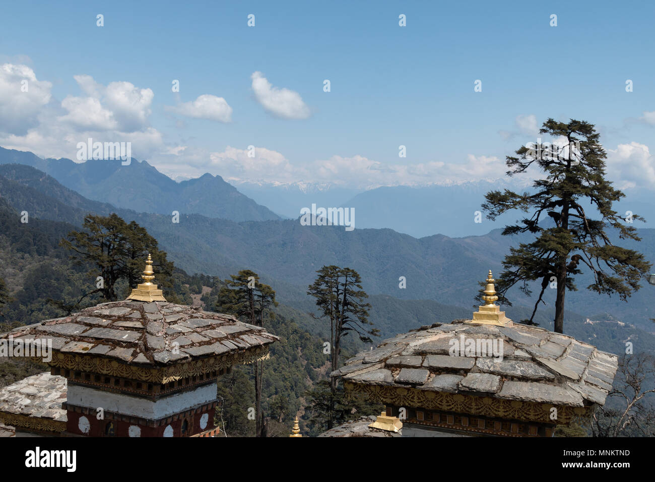 Dochula Pass, un col d'altitude sur la route entre Thimphu et Paro au Bhoutan, en Asie. 108 stupa sont construits ici. Banque D'Images