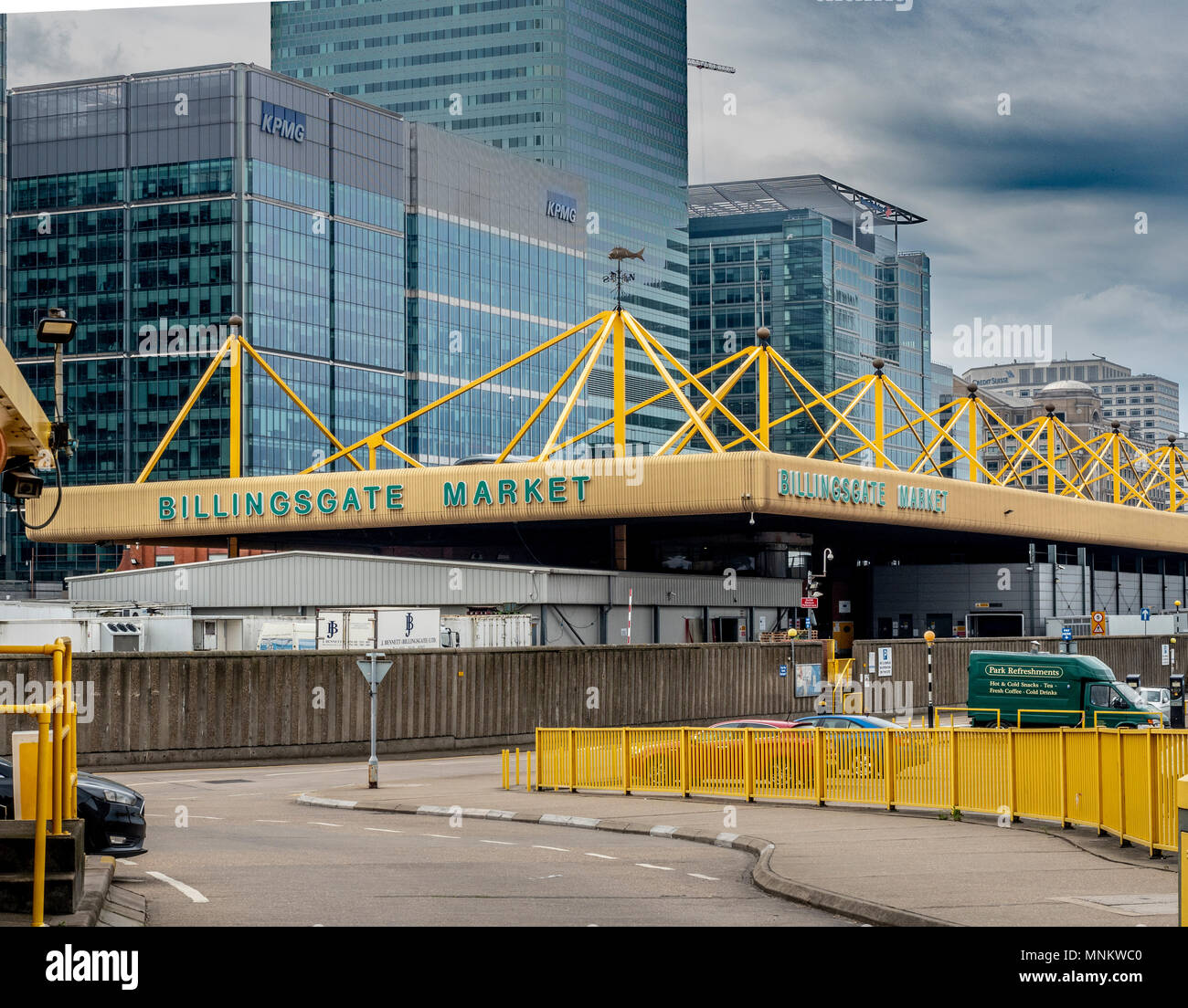 Marché de Billingsgate avec Canary Wharf bâtiments en arrière-plan, le peuplier, Isle of Dogs, Londres, Royaume-Uni. Banque D'Images