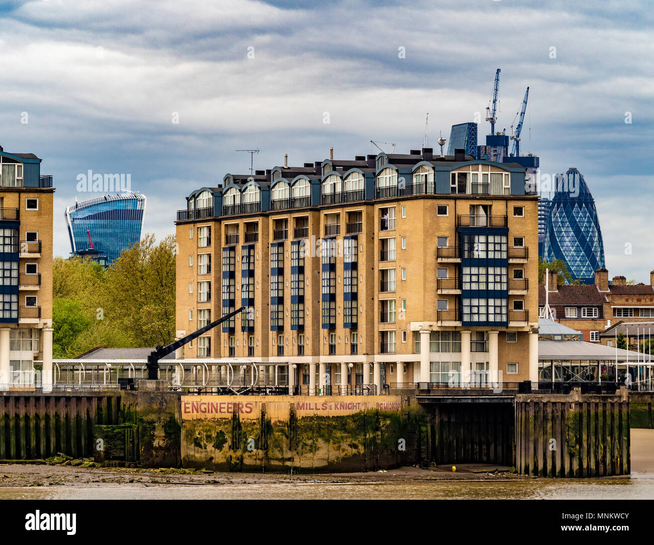 Les appartements résidentiels sur la rive sud de la rivière Thamse, London, UK, quartier financier avec en arrière-plan. Banque D'Images