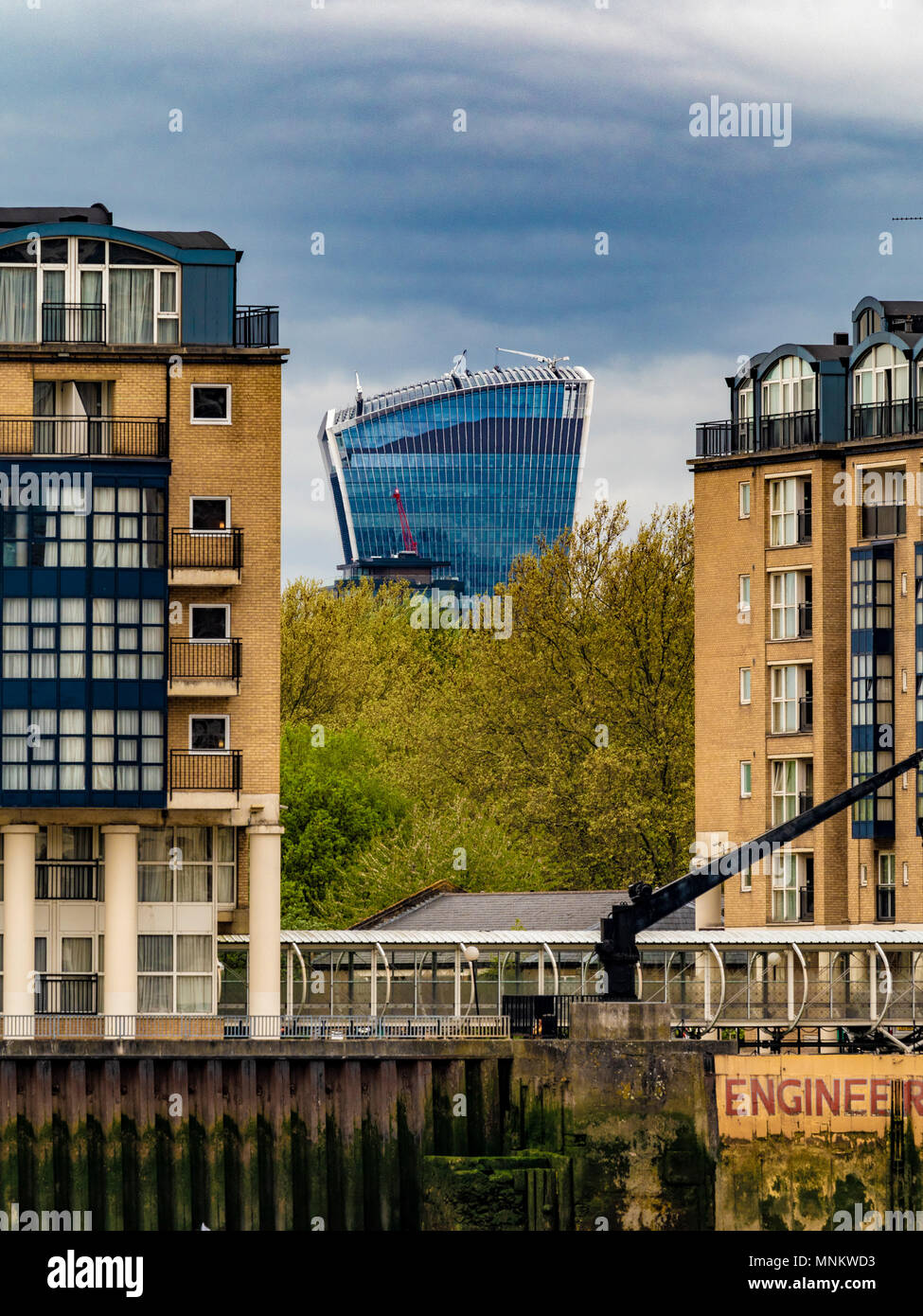 Les appartements résidentiels sur la rive sud de la Tamise, Londres, Royaume-Uni, le quartier financier avec en arrière-plan. Banque D'Images