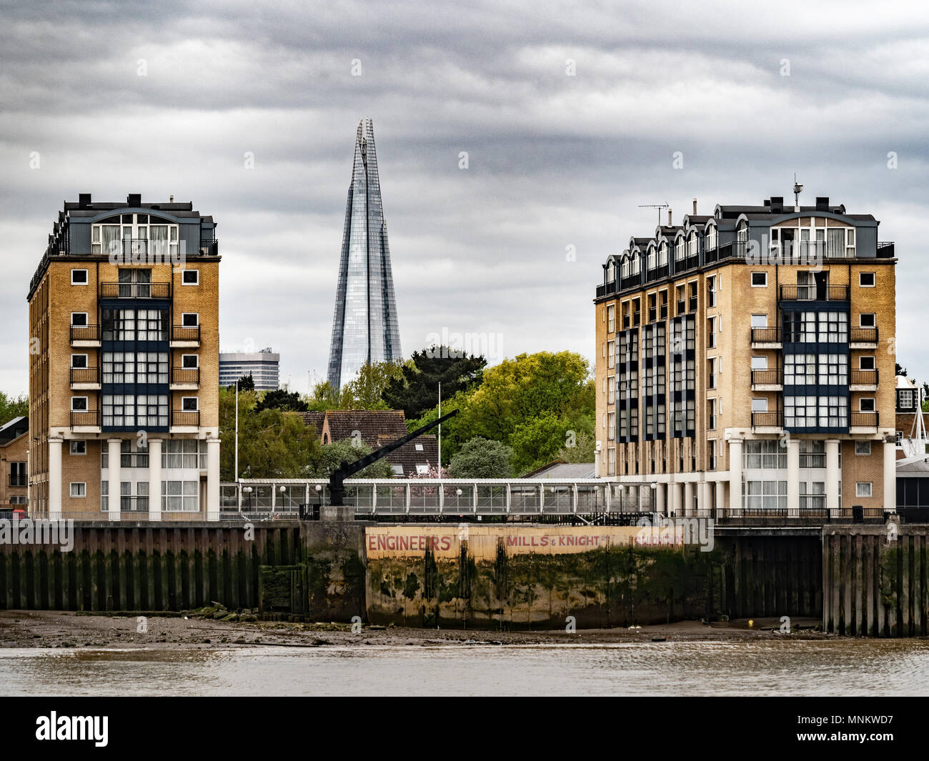 Les appartements résidentiels sur la rive sud de la Tamise, Londres, Royaume-Uni, avec le gratte-ciel Shard en arrière-plan. Banque D'Images