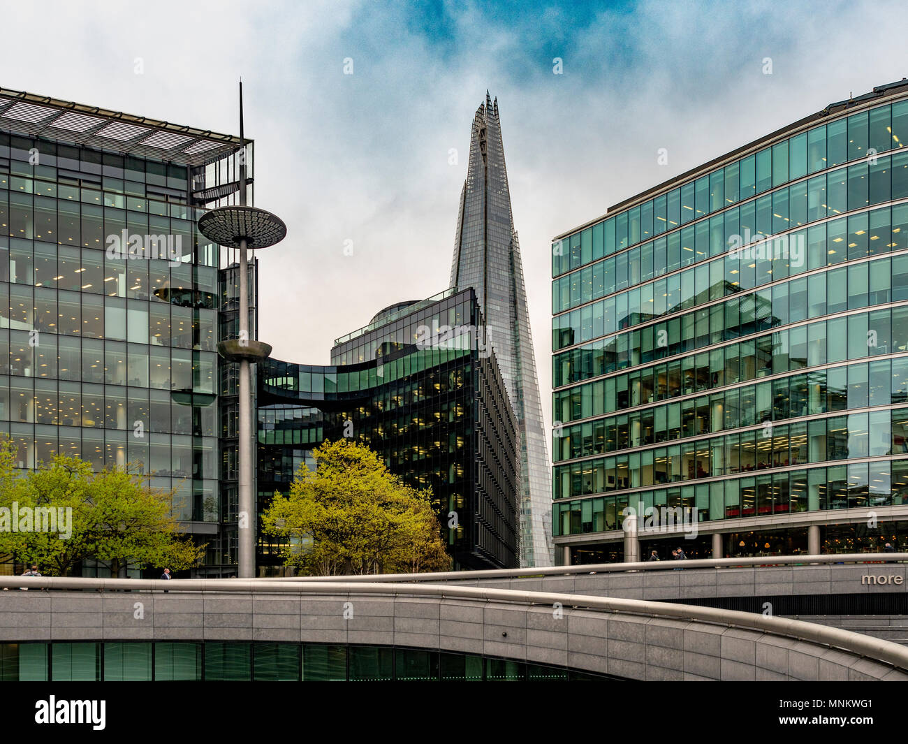 Vue depuis l'écope amphithéâtre en plein air. Southwark, sur la rive sud de la Tamise. Avec le fragment dans l'arrière-plan. Londres, Royaume-Uni. Banque D'Images