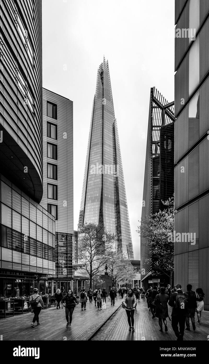 Le Shard, vu de plus London Place, Southwark, London, UK. Banque D'Images