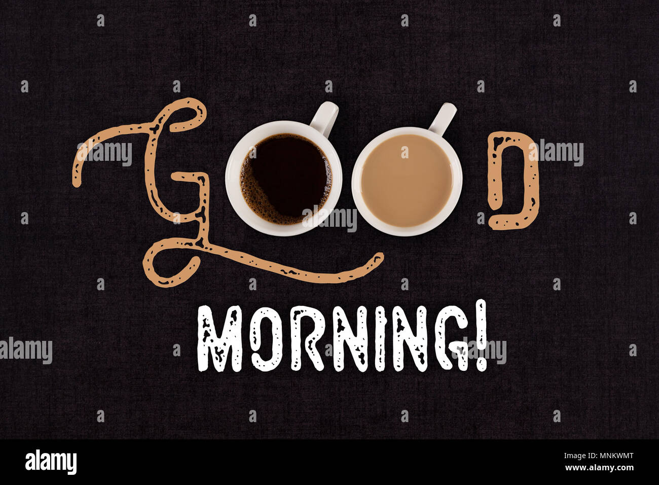Bonjour texte sur tableau noir avec deux tasses de café à partir de ci-dessus, mise à plat. Banque D'Images