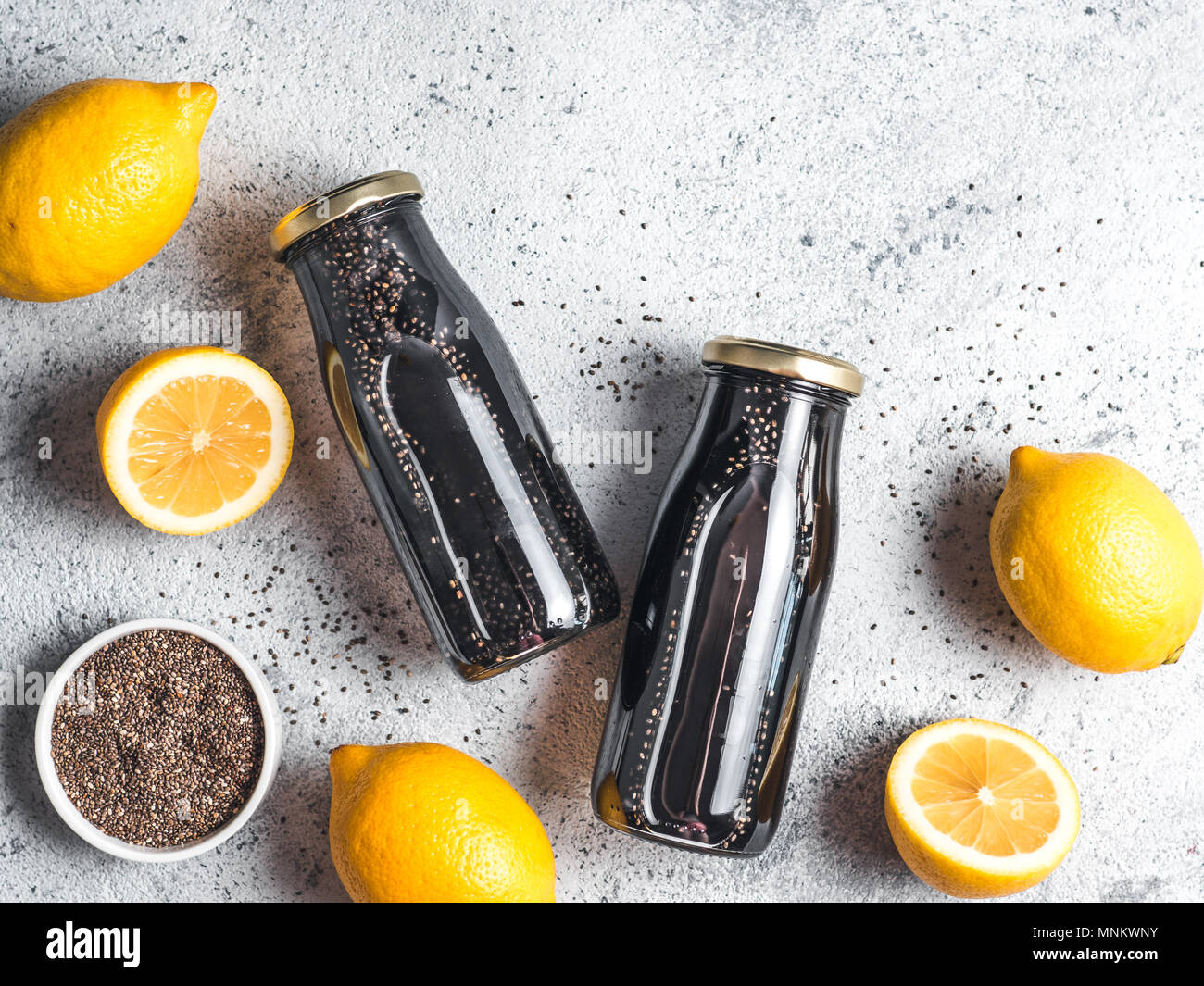 Detox noir charbon activé ou l'eau de chia au citron limonade. Deux bouteille avec de l'eau infusée chia noir. Boisson Detox idée et recette. Vegan Aliments et boissons. Vue d'en haut. L'espace de copie pour le texte. Banque D'Images