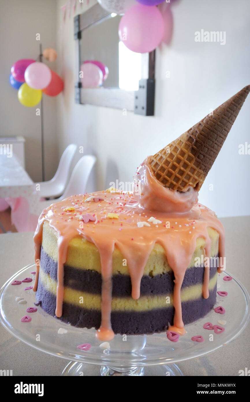 Gateau D Anniversaire En Forme De Cone De Creme Glacee Et De La Nourriture Les Textures Copy Space Photo Stock Alamy Gateau D Anniversaire En Forme De Cone De Creme Glacee Et De La Nourriture Les Textures Copy Space Photo Stock Alamy