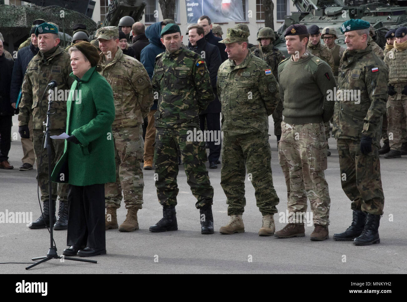 Secrétaire général adjoint de l'OTAN E. Rose Gottemoeller traite de questions des médias lors d'une visite au groupe de combat Pologne Bemowo Piskie Domaine de formation, Pologne, le 16 mars 2018. Ces soldats font partie de l'unique, composé de groupe de combat multinationales des États-Unis, du Royaume-Uni, de la Croatie et de soldats roumains qui servent avec la 15e Brigade mécanisée polonaise comme une force de dissuasion dans le nord-est de la Pologne à l'appui de l'OTAN vers l'amélioration de la présence. Banque D'Images