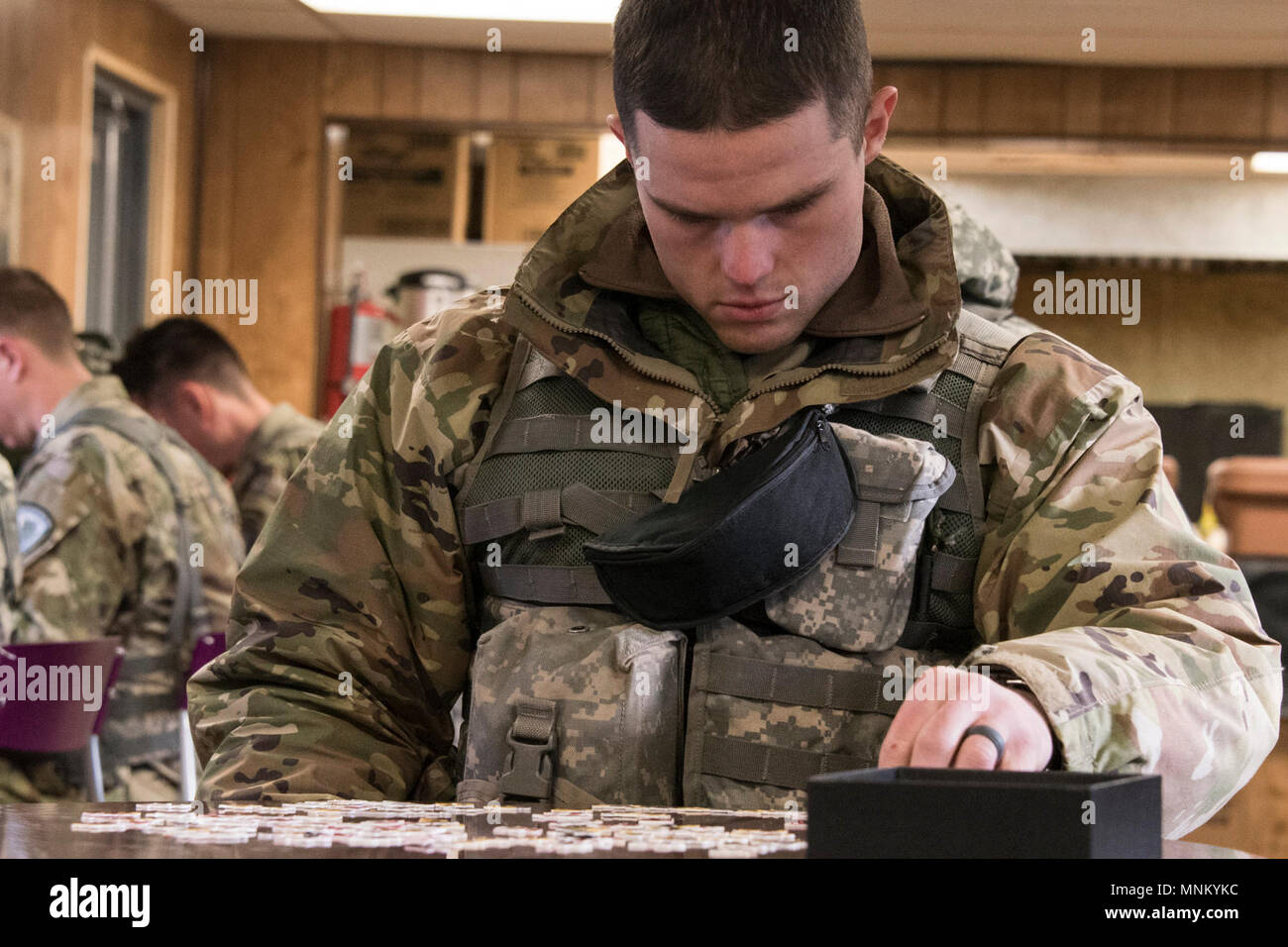 U.S ARMY Le Capitaine Jonathan Woodworth, 104e de l'ASMC, se concentre sur  la tâche de finition puzzle attribué lors du concours de meilleur guerrier,  le 16 mars 2018, réserve militaire, à la