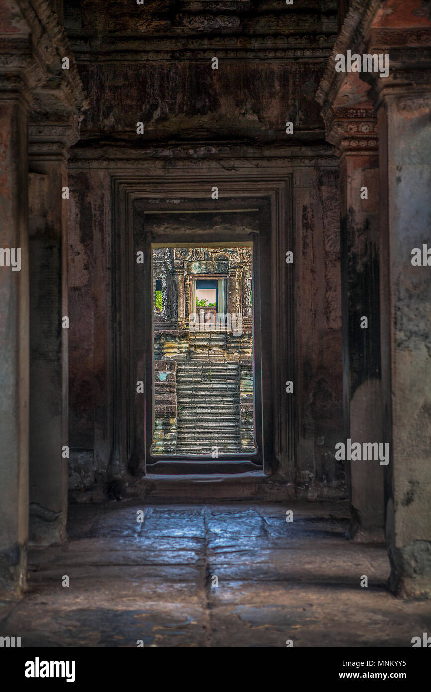 Vue à travers l'une des nombreuses portes menant à d'autres temples et des cours dans le complexe du temple d'Angkor Wat à Siem Reap, Cambodge. Banque D'Images