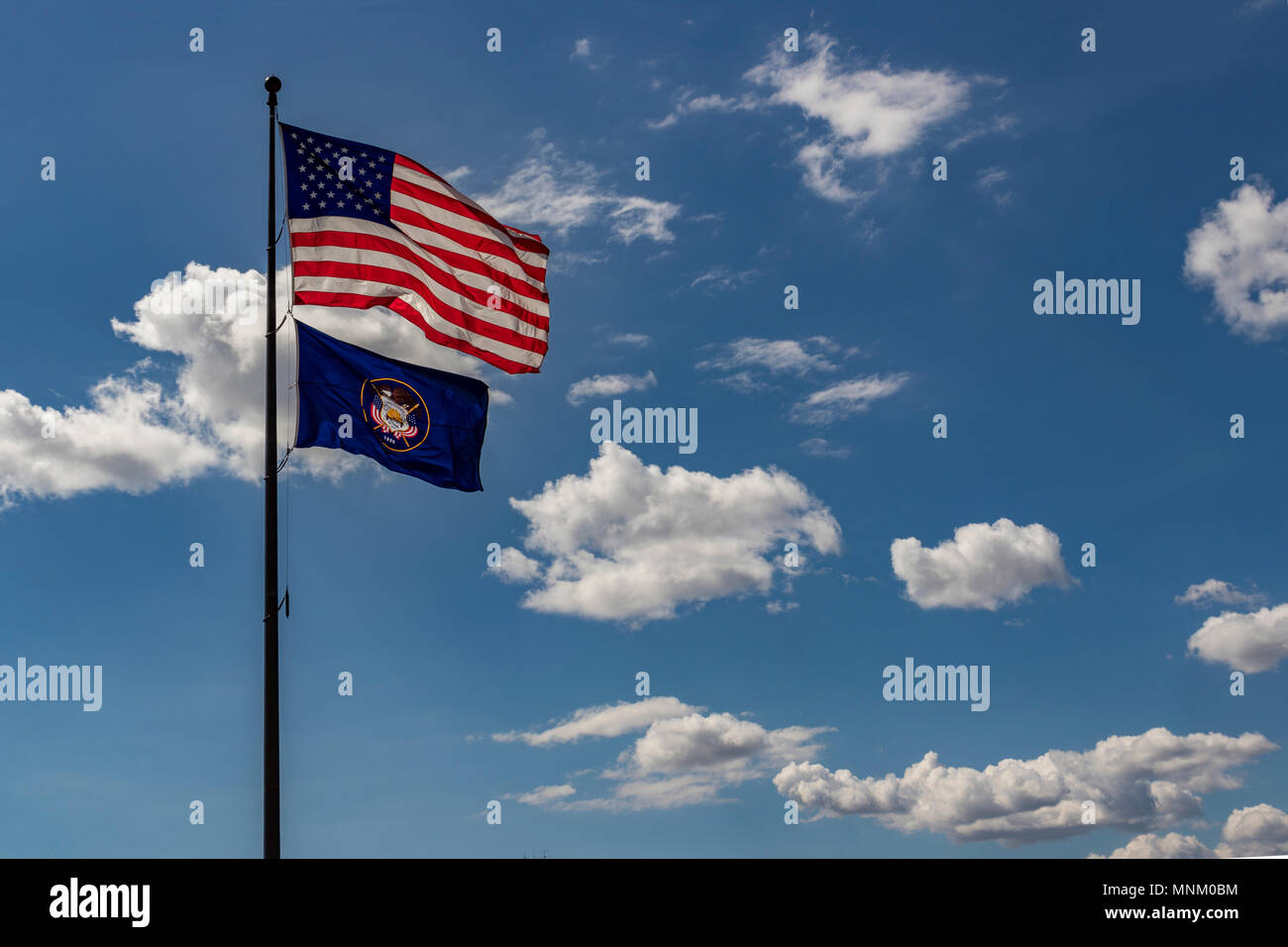 Drapeau national des États-Unis d'Amérique, et l'étape de l'Utah Drapeau, contre un ciel bleu avec des nuages épars. Banque D'Images Drapeau national des États-Unis d'Amérique, et l'étape de l'Utah Drapeau, contre un ciel bleu avec des nuages épars. Banque D'Images