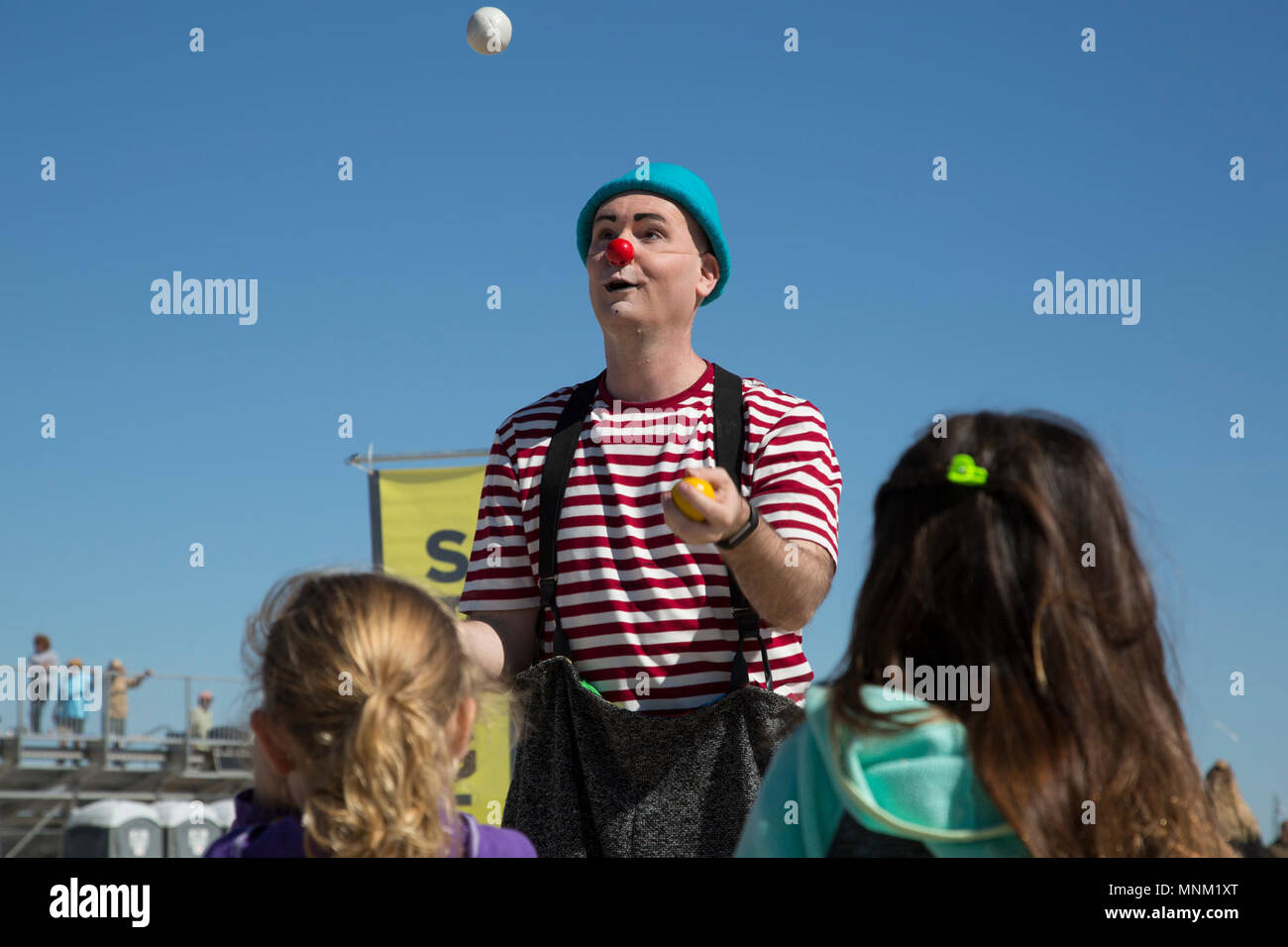 L'École de cirque de l'Arizona effectue un spectacle au cours de l'Airshow Yuma 2018 organisé par Marine Corps Air Station Yuma (Arizona), le samedi 17 mars, 2018. L'airshow est MCAS Yuma's seulement militaire de l'aéronautique de l'année et donne à la communauté une occasion de voir des artistes aériens et terrestres pour libre tout en interagissant avec les Marines et les marins. Banque D'Images