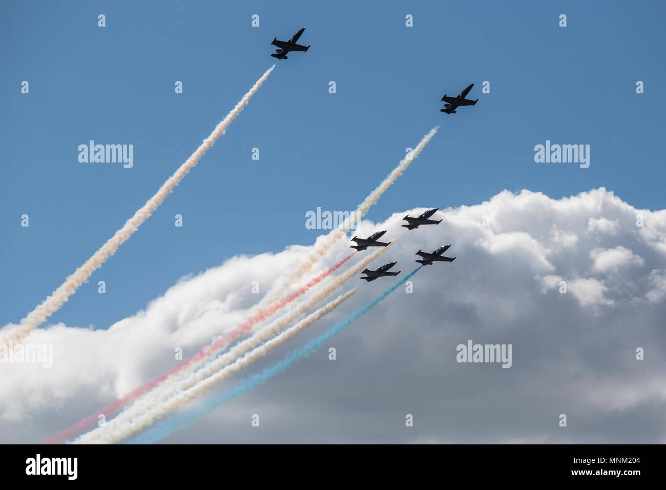 La Yuma 2018 Pavillon de l'aéronautique, les Patriotes Jet Team, effectue une démonstration aérienne acrobatique pour les spectateurs sur la ligne de vol de Marine Corps Air Station Yuma (Arizona), samedi 17 mars, 2018. Les Patriotes Jet Team, sont les plus importantes appartenant à des civils de l'équipe jet d'acrobatie de l'hémisphère occidental, a commencé avec la vision d'une personne, Randy Howell. Alimentée par une passion pour l'aviation depuis l'enfance, il est devenu Howell a pour mission de créer un six-jet de l'équipe de démonstration de précision qui pourrait divertir, inspirer et éduquer. L'airshow est MCAS Yuma's seulement militaire de l'aéronautique de l'année et offre la collectivité Banque D'Images