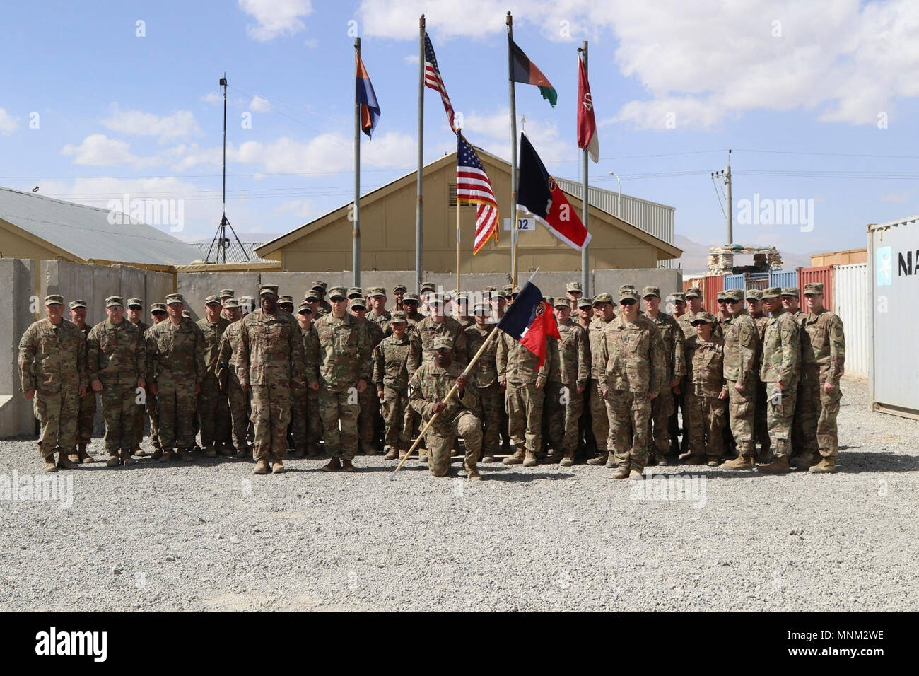 La 1ère Brigade d'aide des forces de sécurité Société stand avec la force du commandant, le brigadier. Le général David Hamilton, après la cérémonie de l'unité sur la plate-forme uncasing Conseiller la foudre, le 15 mars. La 1ère CCPS et ses six bataillons objet non enveloppé leurs couleurs à travers l'Afghanistan, symboliquement le début de leur mission de former, de conseiller et d'aider le peuple afghan de la Défense nationale les forces de sécurité. Banque D'Images