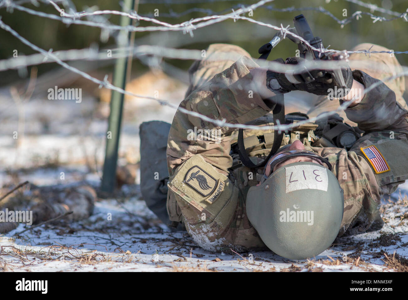 Grafenwoehr, Allemagne - SPC. Bryce Gomes, spécialiste de la santé, 173ème Infantry Brigade Combat Team (Airborne), passe à travers un parcours d'essai son guerrier compétences au cours de l'armée américaine l'Europe Printemps 2018 Badge sur le terrain par les experts de l'événement médical le 19 mars 2018. Banque D'Images