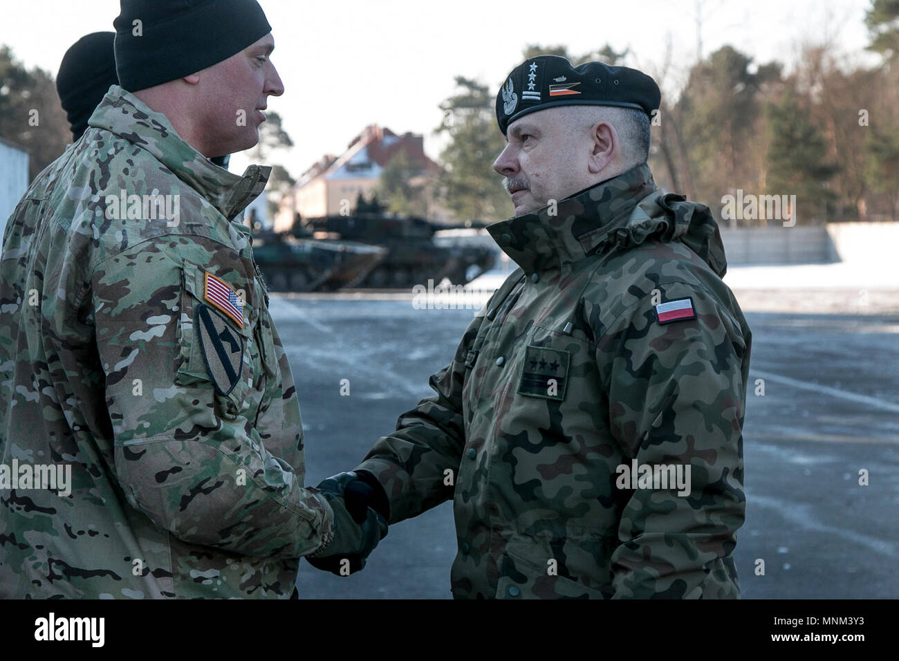 Le colonel Zbigniew Śliżewski (droite), commandant adjoint de la 10e Brigade de cavalerie blindée, Świętoszów, Pologne, serre la main du lieutenant-colonel Eric G. Melloh (à gauche), commandant du 2e Bataillon, 70e régiment de blindés, 2e Brigade blindée, l'équipe de combat de la 1ère Division d'infanterie, de Fort Riley, Kansas durant une cérémonie d'accueil tenue à Świętoszów, Pologne, pour les Américains le 19 mars 2018. Banque D'Images