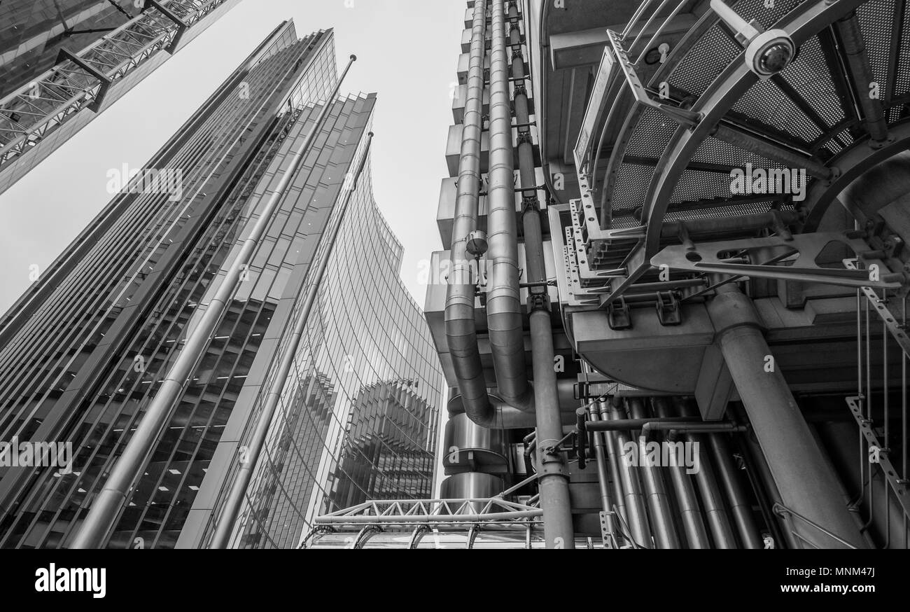 London UK. Regardant vers le haut montrant la Lloyds de Londres, conçu par Richard Rogers, et l'Édifice Willis conçu par Norman Foster. Banque D'Images