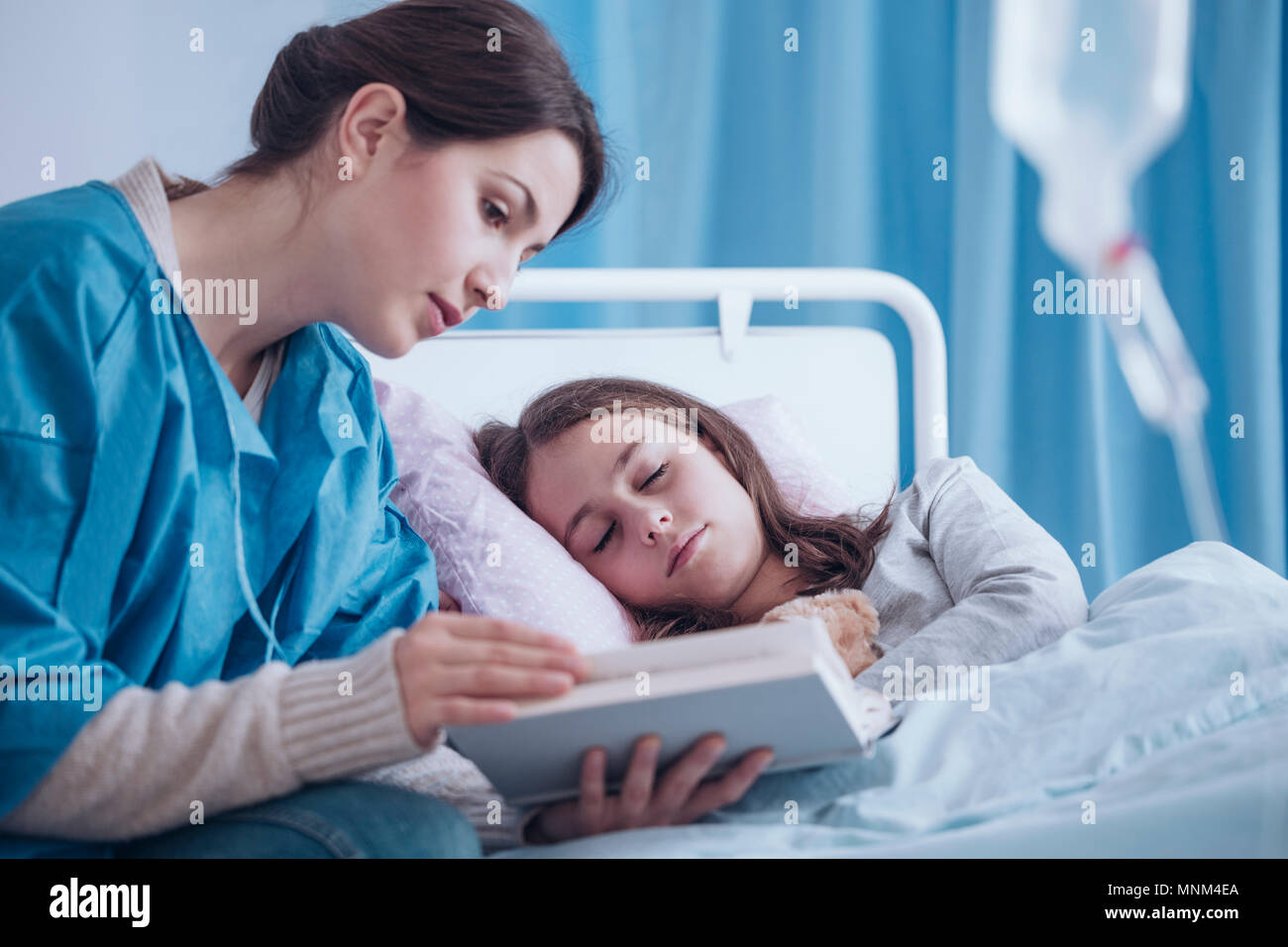 Mere Qui Fait Croire A Sa Fille Quelle Est Malade Mother With Sleepy Daughter Banque d'image et photos - Alamy