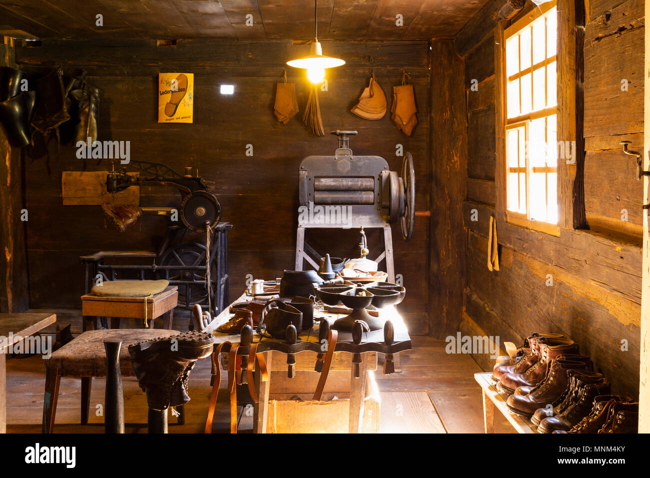 L'habitat rural Ballenberg, Brienz, Suisse, 14 avril 2018. En vue d'un petit cordonnier traditionnel atelier avec des outils d'artisanat, de l'équipement, Matériaux et finis Banque D'Images