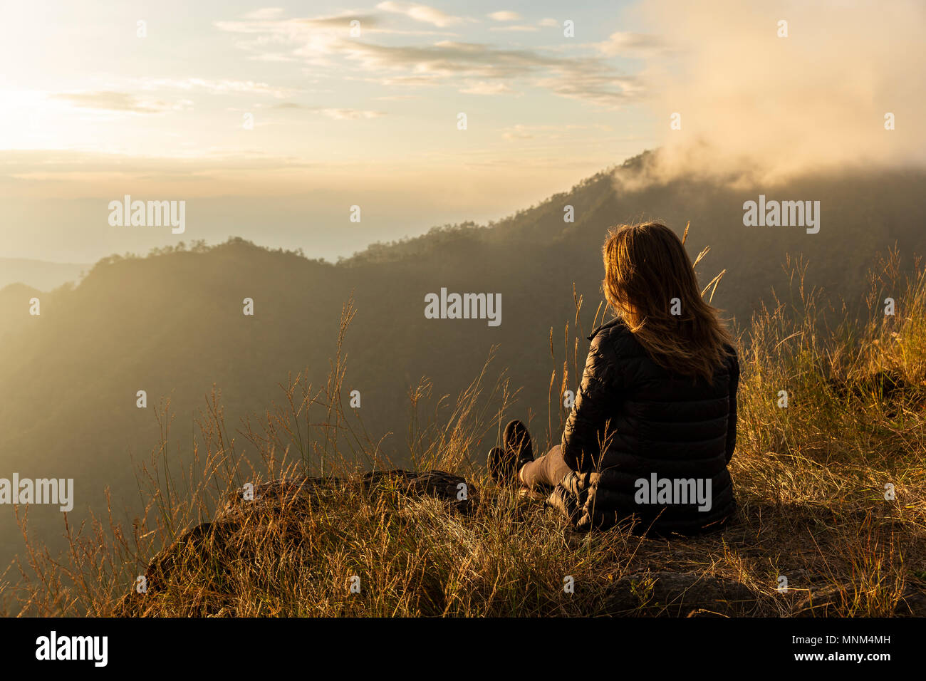 Une saveurs trekker la vue pendant la golden hour sur Doi Lanka Noi (1756m) dans le Parc National de Khun Chae (อุทยานแห่งชาติขุนแจ) dans le Nord de la Thaïlande Banque D'Images