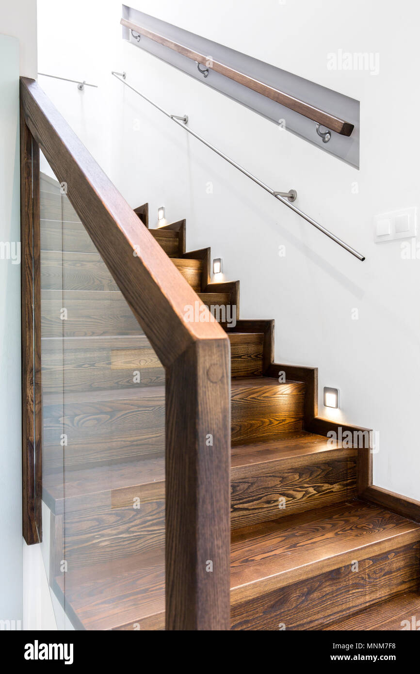 Tiré d'un large escalier en bois dans une maison moderne Banque D'Images