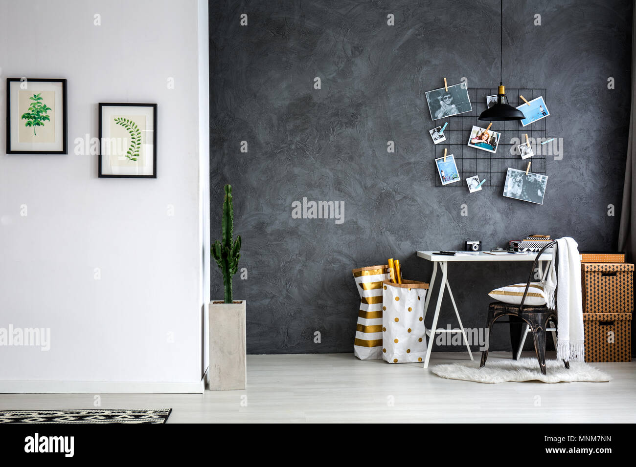 Accueil simple mur gris avec bureau, bureau et chaise Photo Stock - Alamy