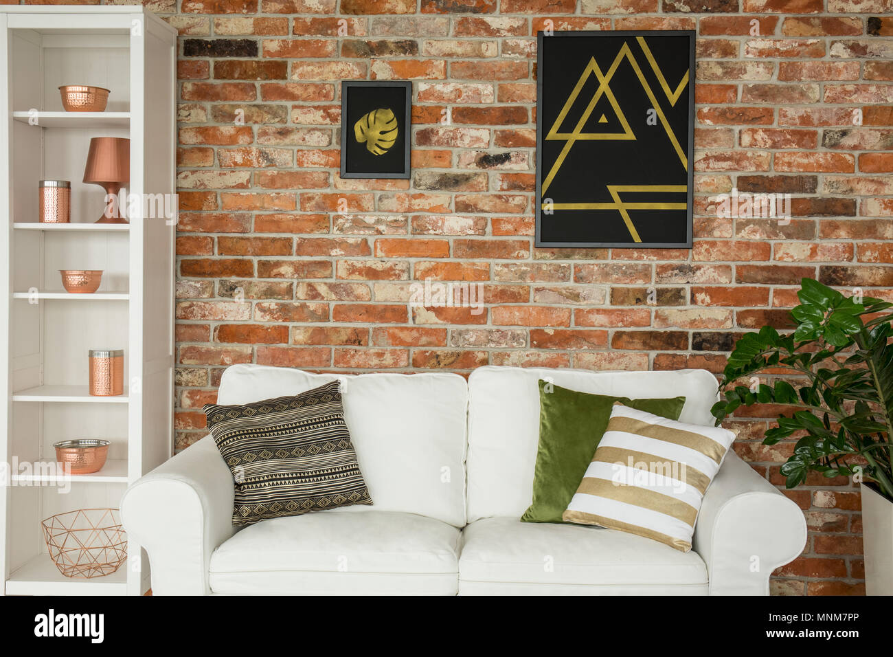 Home intérieur avec mur de brique, de la table et accessoires en cuivre blanc Banque D'Images