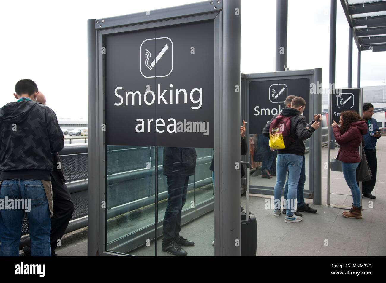 L'aéroport de Gatwick , Sussex, Angleterre. Fumeurs Banque D'Images L'aéroport de Gatwick , Sussex, Angleterre. Fumeurs Banque D'Images
