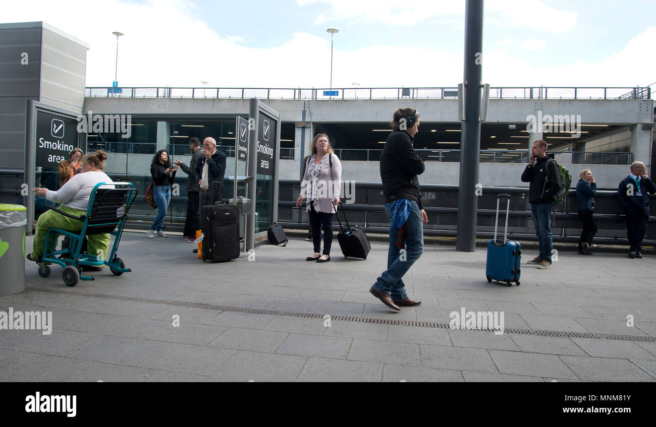 L'aéroport de Gatwick , Sussex, Angleterre. Fumeurs Banque D'Images L'aéroport de Gatwick , Sussex, Angleterre. Fumeurs Banque D'Images