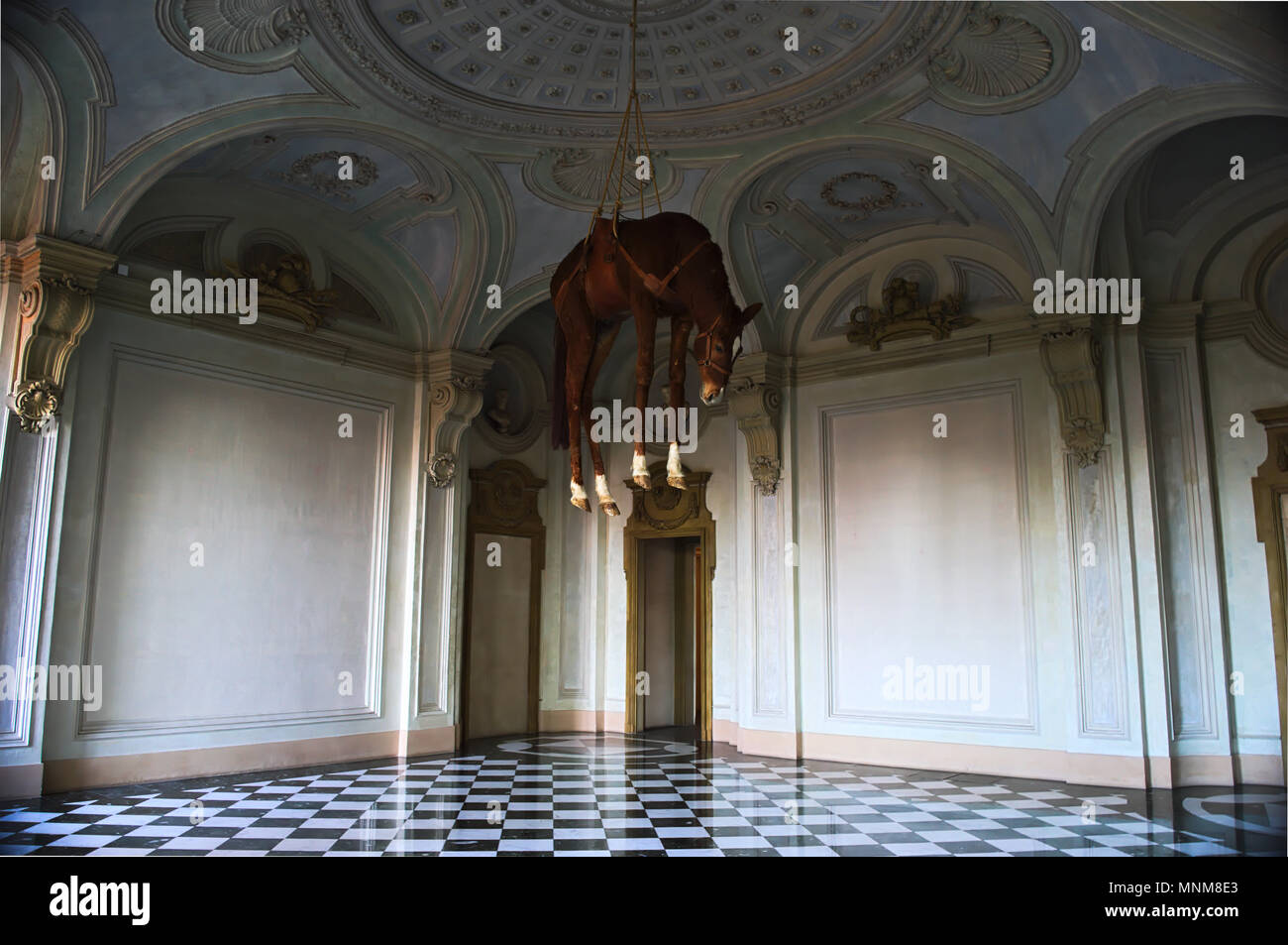 Maurizio Cattelan : Novecento. Art contemporain du musée d'art Contemporain de Rivoli (d), Piémont, Italie. Cattelan : Novecento. Museo di Rivoli Banque D'Images