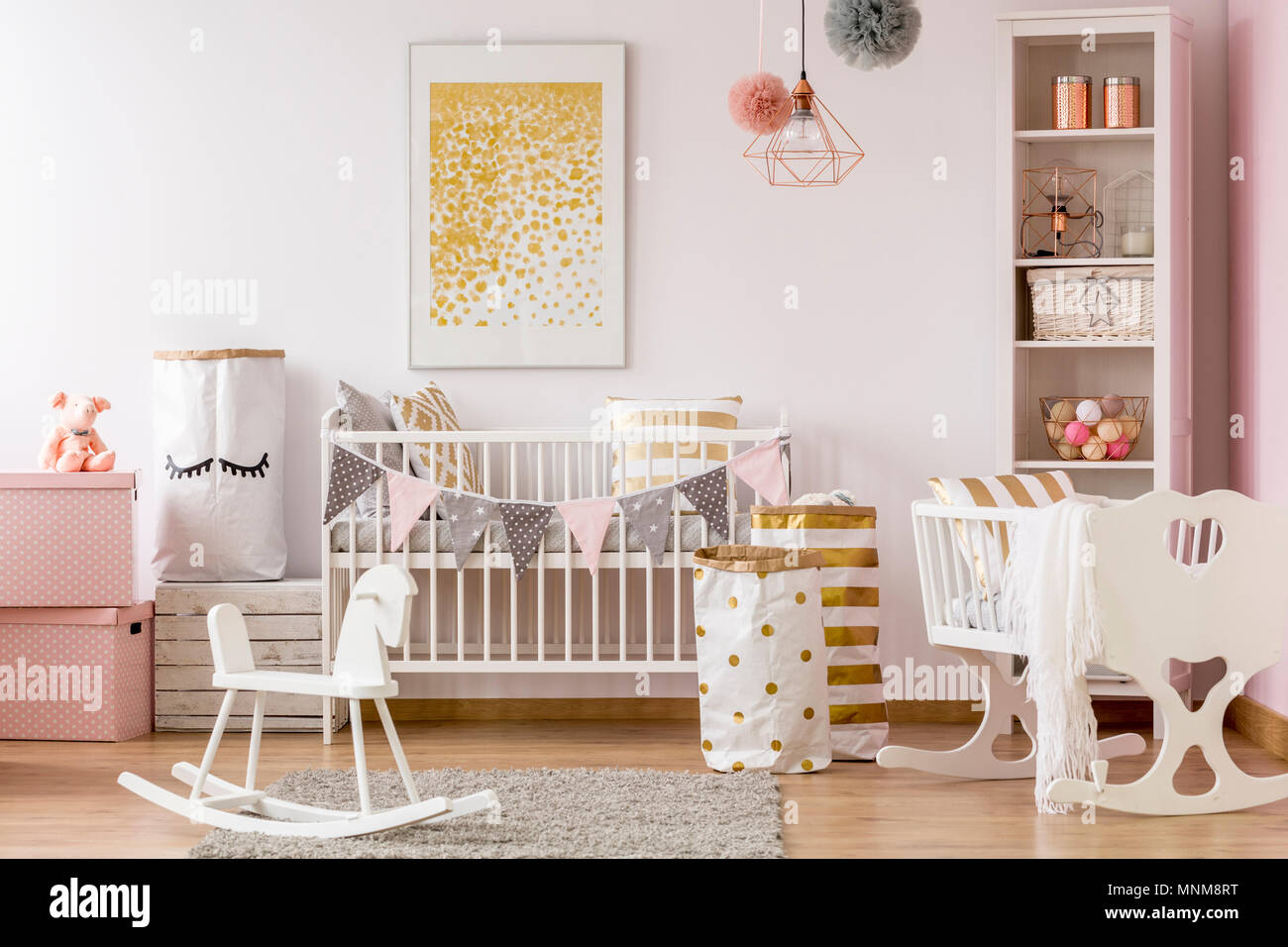 Scandi Chambre Bebe Style Blanc Avec Lit Bebe Berceau Cheval A Bascule Photo Stock Alamy