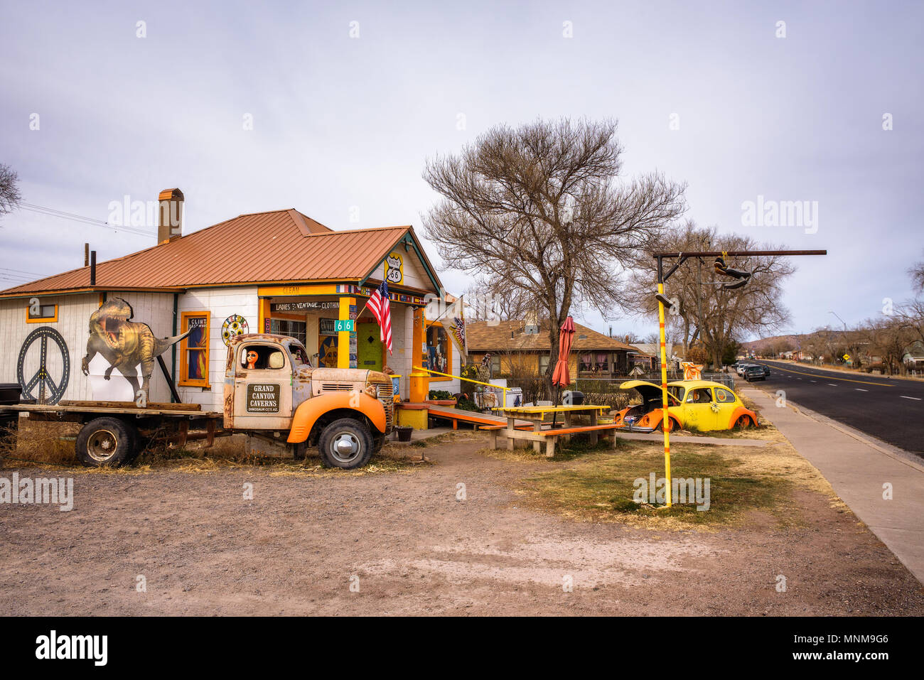 Vieilles voitures abandonnées dans un magasin de souvenirs sur la route 66 en Arizona Banque D'Images