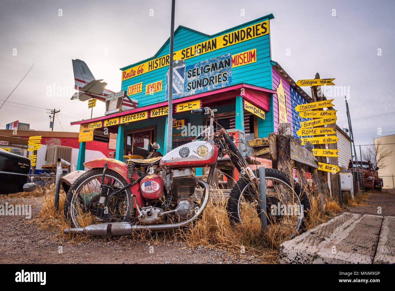 Vieille moto abandonnée à un magasin de souvenirs sur la route 66 en Arizona Banque D'Images