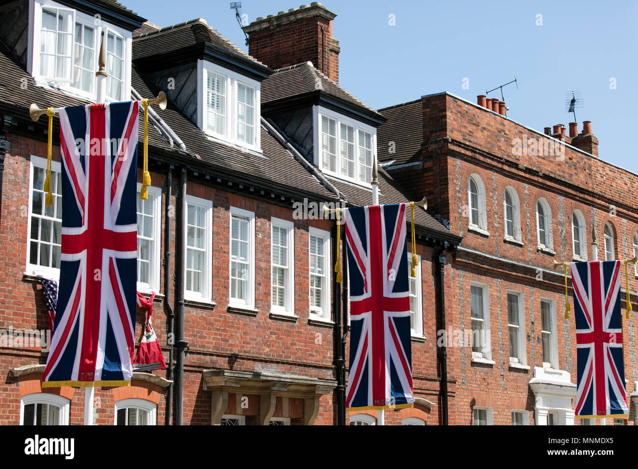 Windsor, Berkshire, Royaume-Uni. 17 mai 2018. WINDSOR, Royaume-Uni - 17 MAI 2018 : l'Union Jack drapeaux pendent à bâtir à Windsor pour le Mariage Royal de goutte d'encre : Crédit/Alamy Live News Banque D'Images