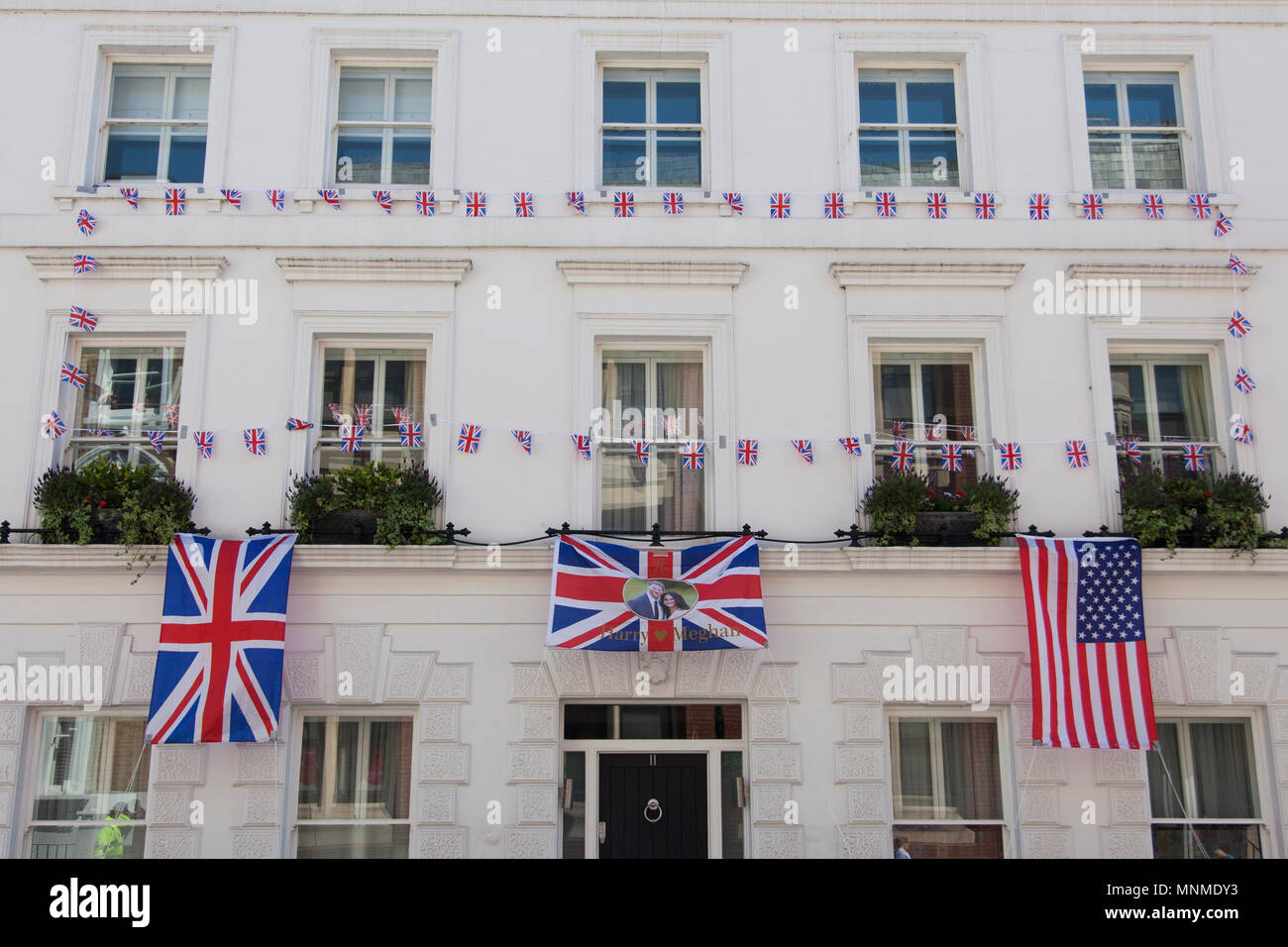Windsor, Berkshire, Royaume-Uni. 17 mai 2018. WINDSOR, Royaume-Uni - 17 MAI 2018 : Maisons à Windsor sont décorées avec des drapeaux et banderoles pour le mariage royal à Windsor photo : Alamy/Goutte d'encre Live News Banque D'Images