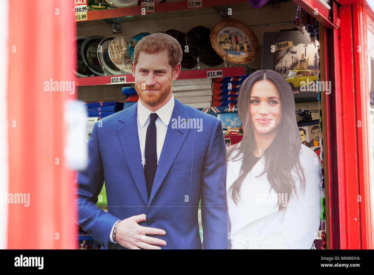 Windsor, Berkshire, Royaume-Uni. 17 mai 2018. WINDSOR, Royaume-Uni - 17 MAI 2018 : le prince Harry de découpe et Meghan Markle dans un magasin à Windsor avant le mariage royal Photo : Alamy/Goutte d'encre Live News Banque D'Images