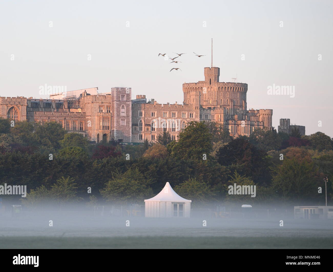 Windsor, Royaume-Uni. 18 mai 2018. Le Château de Windsor à travers la brume matinale sur la veille de prince Harry's wedding à Meghan Markle Vendredi 18 mai 2018 aujourd'hui. Photo Jeremy Selwyn Crédit : Evening Standard Banque D'Images