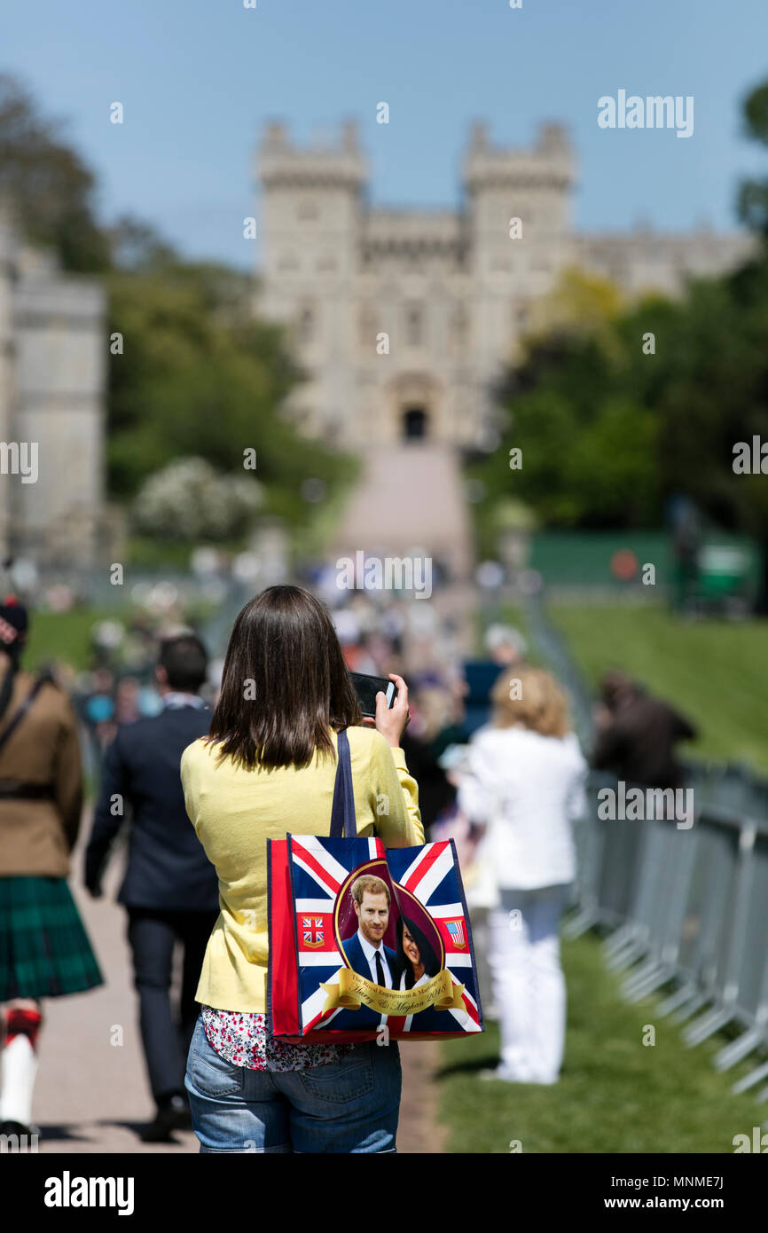 Windsor, Berkshire, Royaume-Uni. 17 mai 2018. Les gens commencent à arriver à Windsor avant le mariage du prince Harry et Meghan Markle Goutte d'encre : Crédit/Alamy Live News Banque D'Images