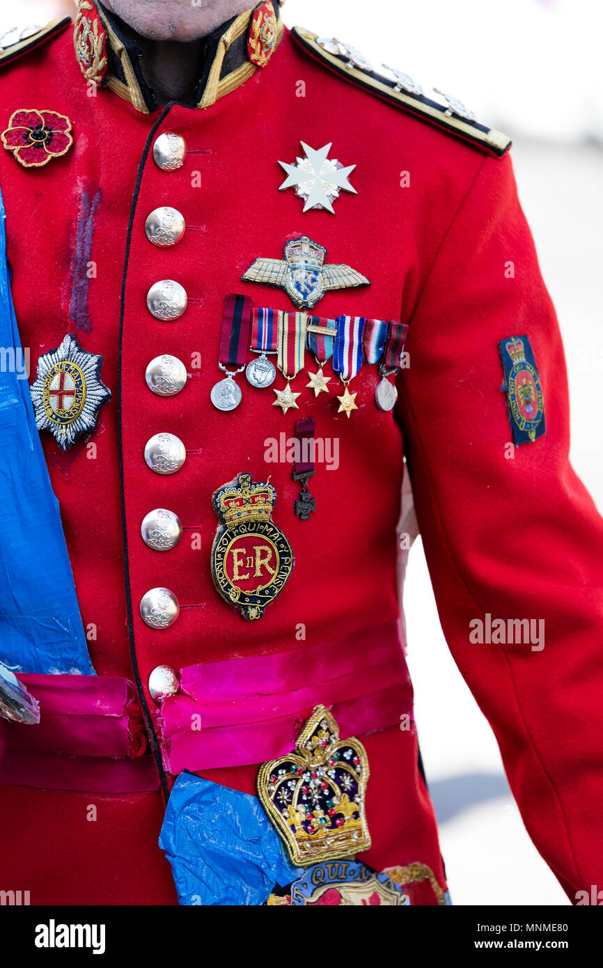 Windsor, Berkshire, Royaume-Uni. 17 mai 2018. Les gens commencent à arriver à Windsor avant le mariage du prince Harry et Meghan Markle Goutte d'encre : Crédit/Alamy Live News Banque D'Images