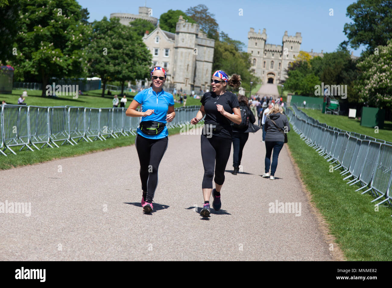 Windsor, Berkshire, Royaume-Uni. 17 mai 2018. Les gens commencent à arriver à Windsor avant le mariage du prince Harry et Meghan Markle Goutte d'encre : Crédit/Alamy Live News Banque D'Images