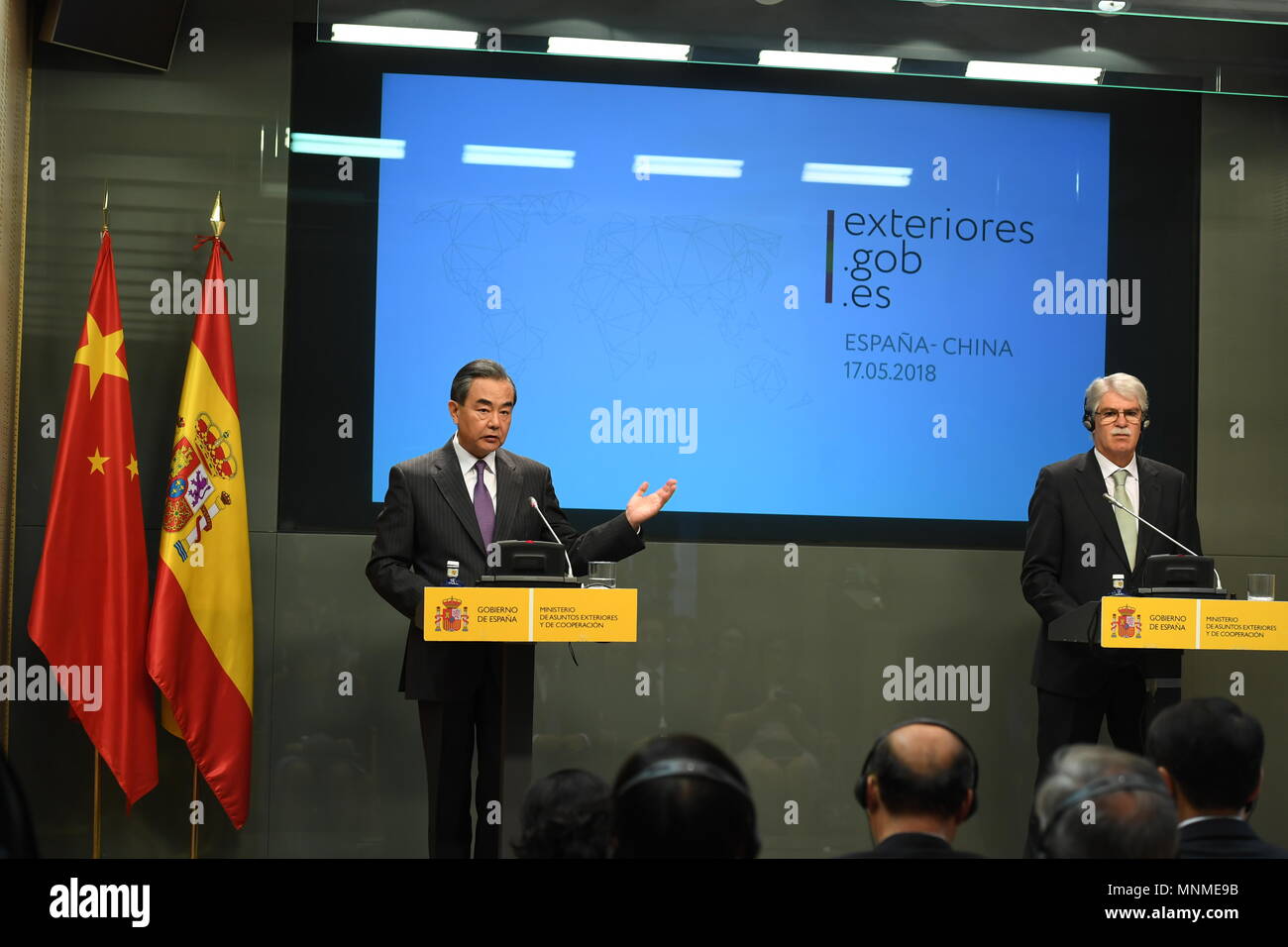 Madrid, Espagne. 17 mai, 2018. Le Conseiller d'Etat chinois et le ministre des Affaires étrangères Wang Yi (L) et l'espagnol des Affaires étrangères et de la coopération ministre Alfonso Dastis tenir une conférence de presse conjointe après une rencontre à Madrid, Espagne, le 17 mai 2018. Credit : Guo Qiuda/Xinhua/Alamy Live News Banque D'Images