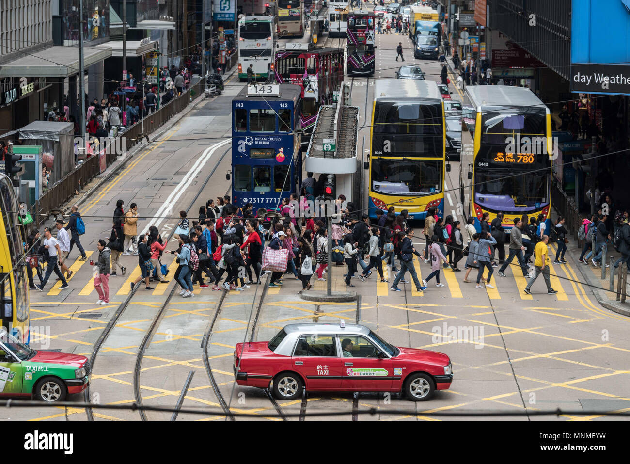 24 février 2018 - Hong Kong, Hong Kong, Chine - Hong Kong, Hong Kong SAR, Chine. 24 février 2018.Le trafic des tramways et des taxis de centre de Hong Kong. Carrefour de Pedder Street et Des Voeux Road Central. À l'ouest le long Des Voeux Road.Photo Jayne Russell (crédit Image : © Jayne Russell via Zuma sur le fil) Banque D'Images