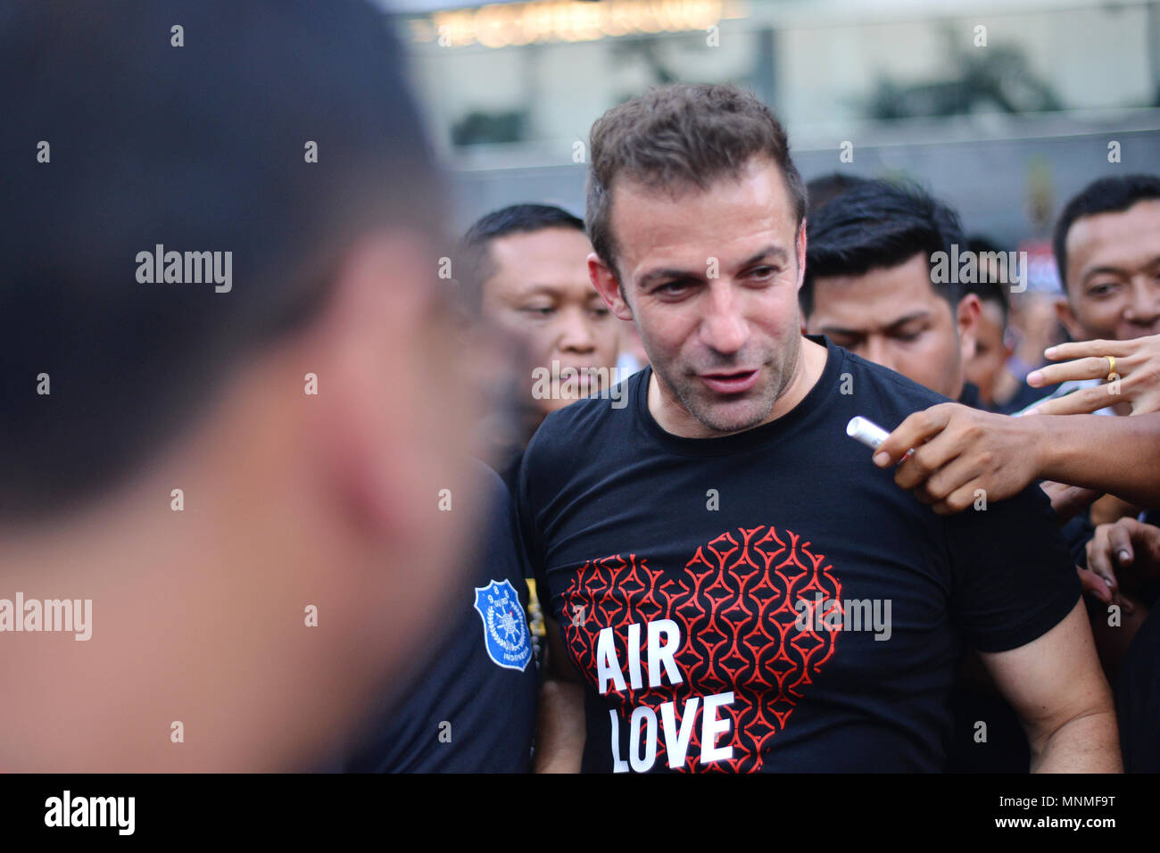 Ancien joueur de football italien Alessandro Del Piero vu marchant à travers la foule après avoir joué avec des jeunes joueurs de football à Medan. Del Piero visité Medan pour promouvoir le football et de recueillir des fonds pour aider les personnes touchées du mont Sinabung volcan accident. La dernière éruption du volcan Sinabung a été enregistrée le 19 février 2018, après avoir tourné 4,3 miles de cendres dans le ciel. Les 2460 mètres de volcan est l'un des plus actifs dans le pays. Banque D'Images