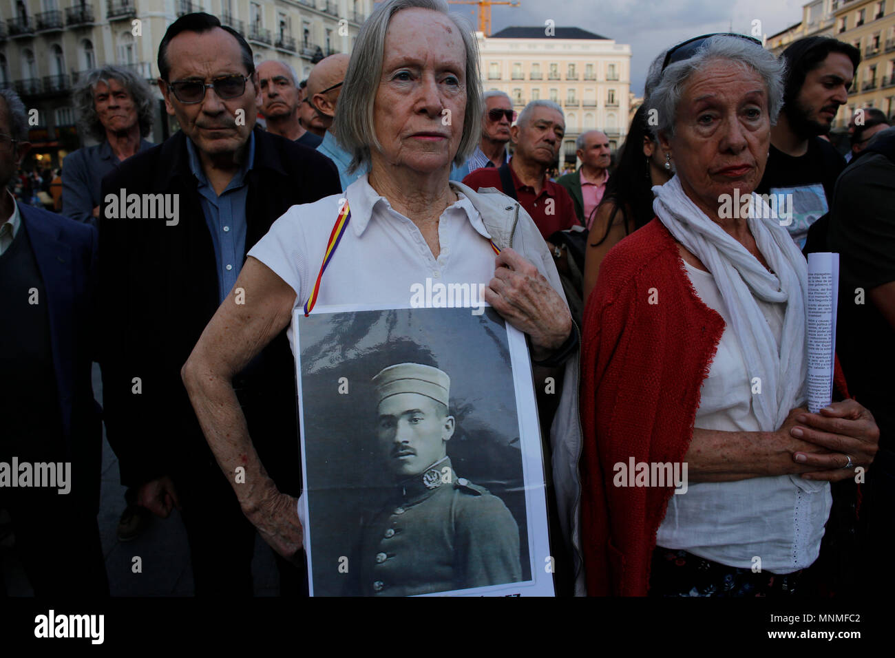 Manifestant l'exercice d'une photographie sur sa poitrine à la Puerta del Sol dans le centre de Madrid, en solidarité avec ceux qui ont disparu par le régime de Franco. Les manifestants se sont rassemblés dans le centre de Madrid dans un rallye du souvenir pour ceux qui ont perdu la vie sous la dictature de Franco. Banque D'Images