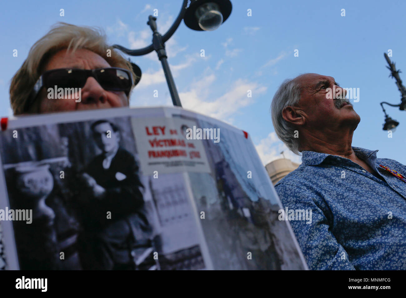 Un manifestant portant une photographie sur sa poitrine se manifeste à la Puerta del Sol dans le centre de Madrid, en solidarité avec ceux qui ont disparu par le régime de Franco. Les manifestants se sont rassemblés dans le centre de Madrid dans un rallye du souvenir pour ceux qui ont perdu la vie sous la dictature de Franco. Banque D'Images