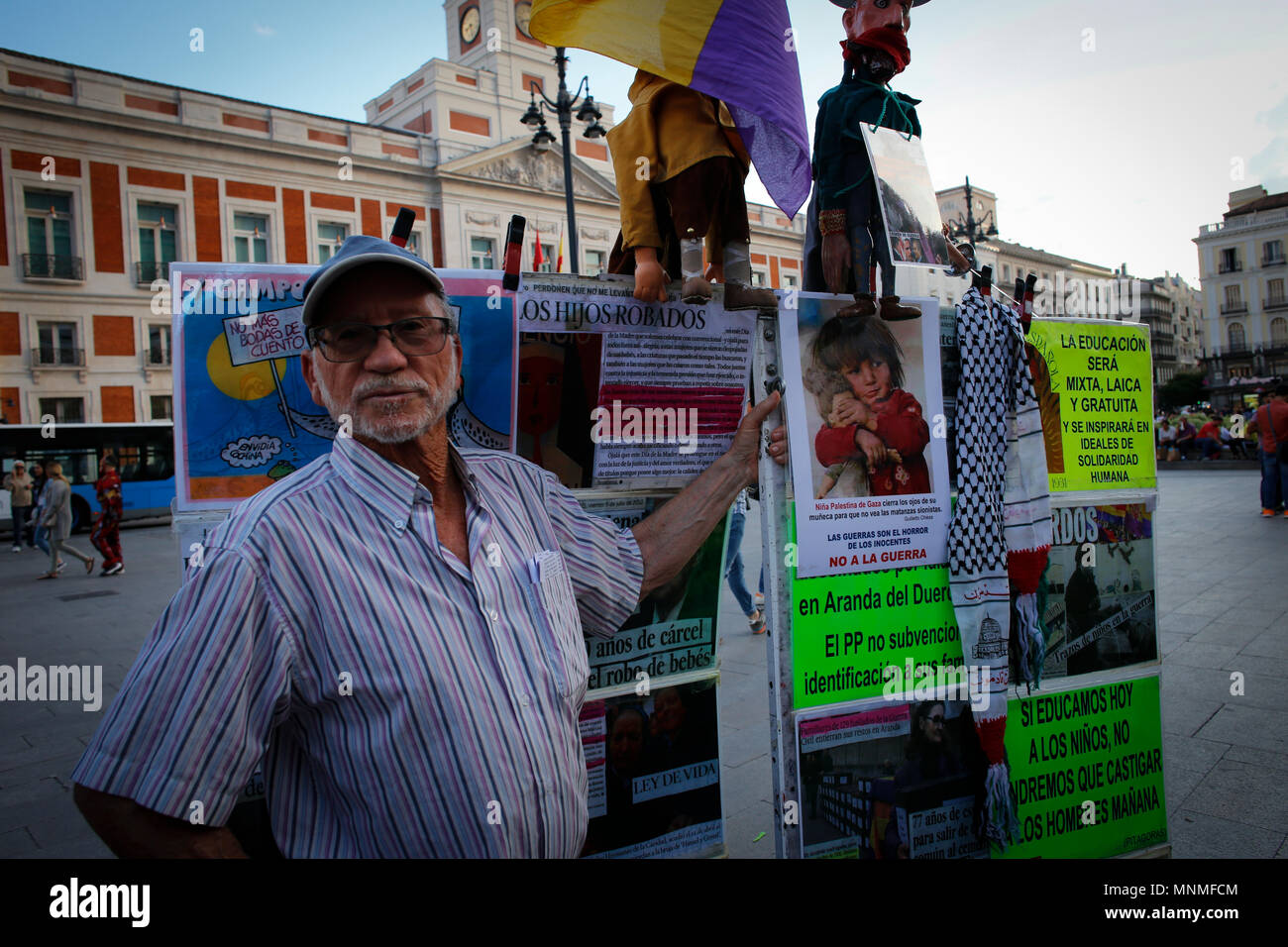 Manifestant dans la Puerta del Sol avec une bannière énorme avec des coupures de presse sur le problème des enfants disparus et les enjeux de l'éducation. Les manifestants se sont rassemblés dans le centre de Madrid dans un rallye du souvenir pour ceux qui ont perdu la vie sous la dictature de Franco. Banque D'Images