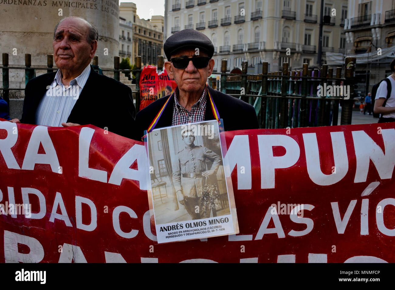 Vu un manifestant avec une photo d'une personne qui avait disparu par le régime de Franco, avec une bannière énorme soutien aux victimes et a disparu. Les manifestants se sont rassemblés dans le centre de Madrid dans un rallye du souvenir pour ceux qui ont perdu la vie sous la dictature de Franco. Banque D'Images