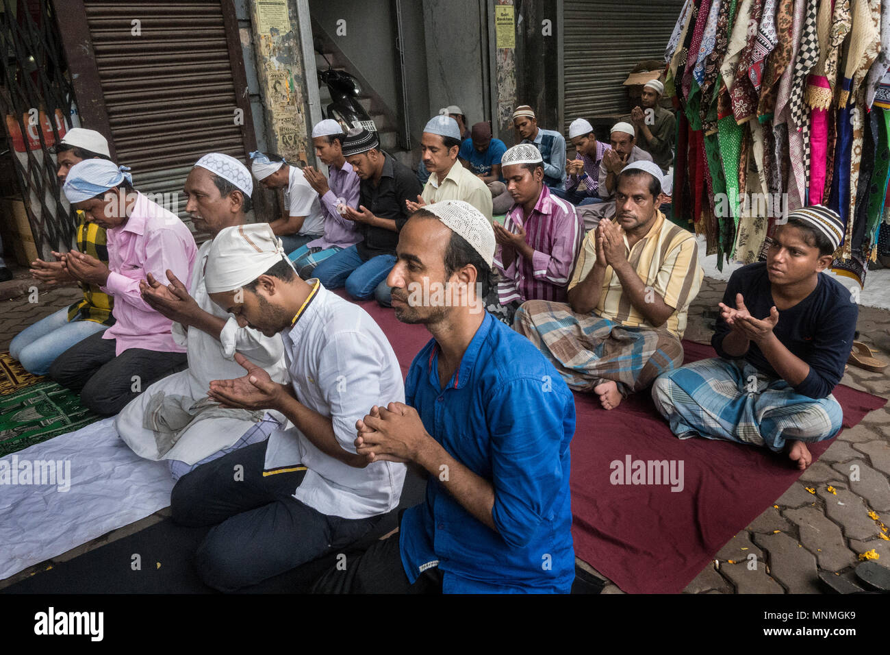 (180518) -- NEW DELHI, 18 mai 2018 (Xinhua) -- Indiens musulmans effectuer la première prière du vendredi durant le mois de jeûne du Ramadan à Kolkata, en Inde le 18 mai 2018. (Xinhua/Tumpa Mondal) (ZF) Banque D'Images