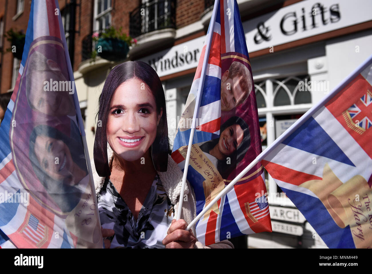 Windsor, Royaume-Uni. 18 mai 2018. Un vendeur de souvenirs porte une Meghan Markle masque comme les préparatifs pour le mariage entre le Prince Harry et Meghan Markle sur 19 peut continuer. Des dizaines de milliers de personnes sont attendues pour visiter la ville pour ce qui a été annoncé comme le mariage de l'année. Crédit : Stephen Chung / Alamy Live News Banque D'Images